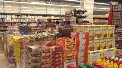 زبائن للمواد الغذائية منتهية الصلاحية في بابل.. وتحذيرات من الصحة