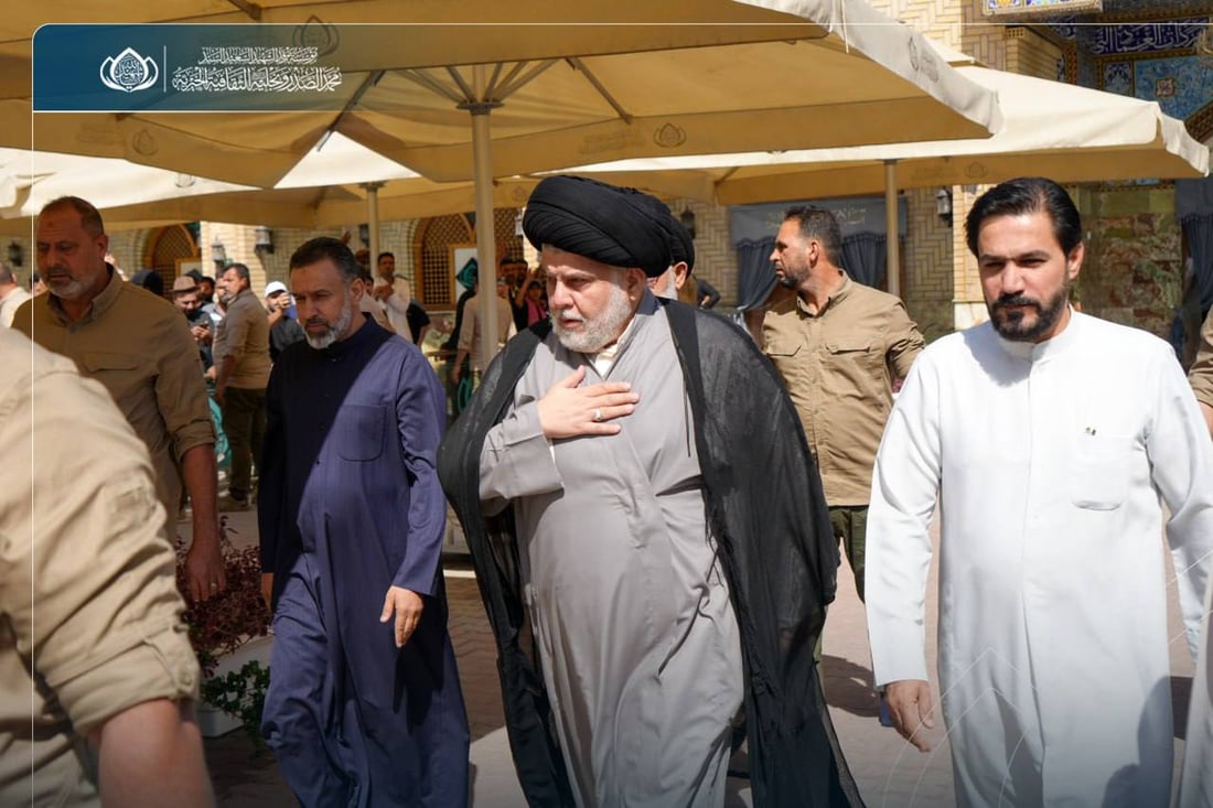 بعد تهديدات الاغتيال.. الصدر يزور مرقد والده في النجف