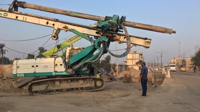 الآليات تدق ركائز الجسر السادس على طريق أبو الخصيب السياحي (صور)  
