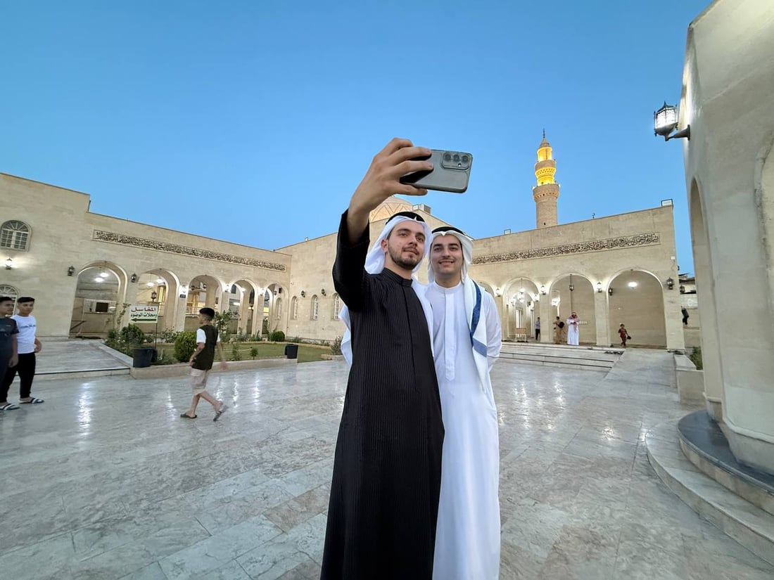 صور.. مئات المصلين يؤدون صلاة عيد الأضحى في جامع النبي جرجيس وسط الموصل