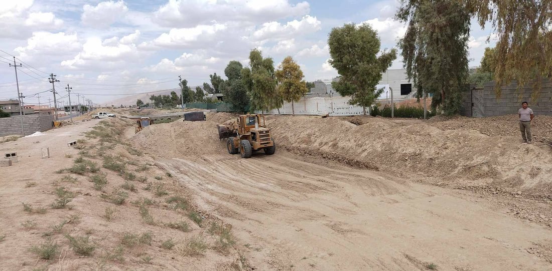 مەخمور بە خاوێنكردنەوەی “سەددە”كەی خۆی لە لافاو دەپارێزێت