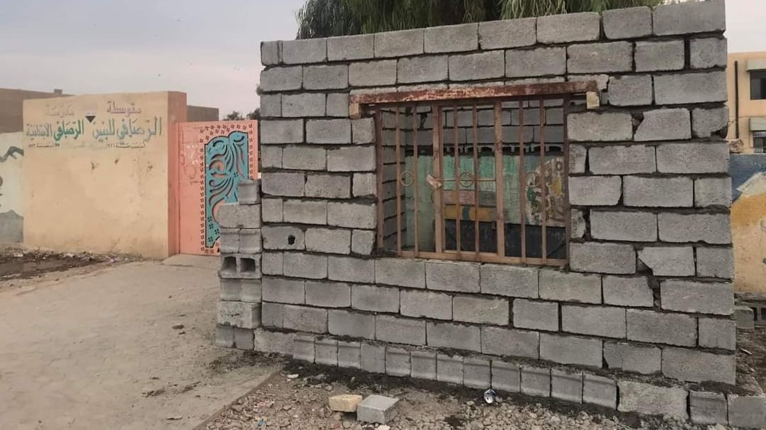 أساتذة بلد يجمعون التبرعات لترميم المدارس: ننتظر المتلكئة منذ 10 سنوات (صور)