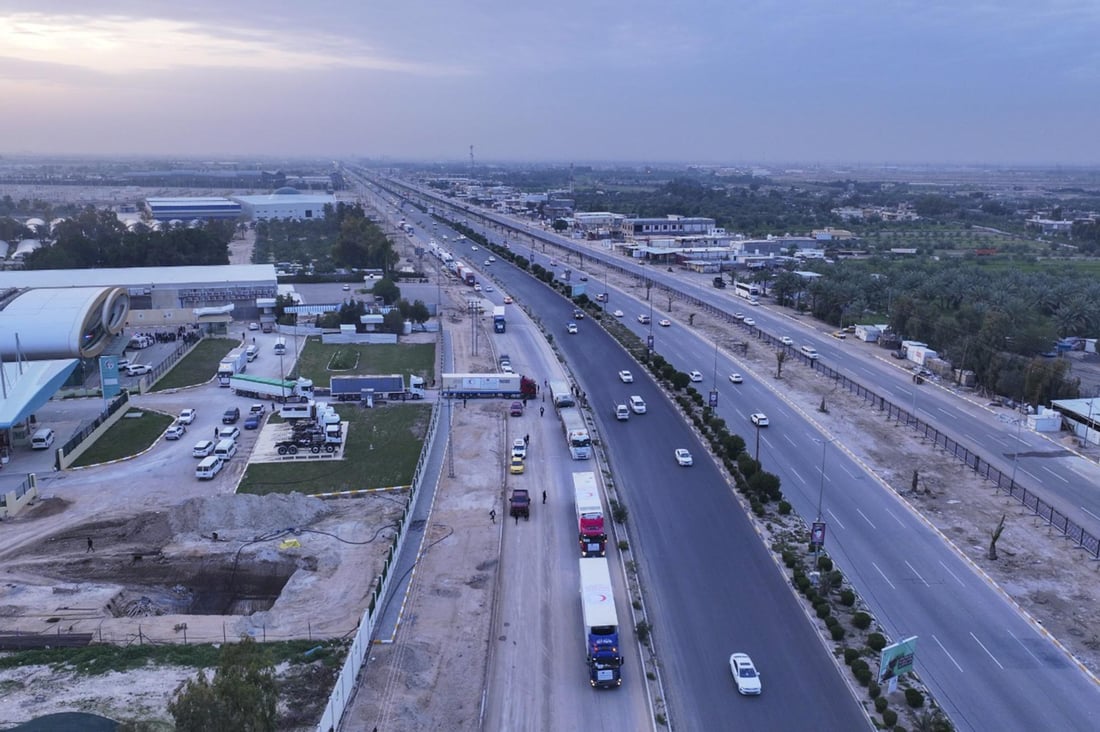 صور: العتبة العباسية ترسل 38 شاحنة محملة بالمواد الغذائية إلى إيران
