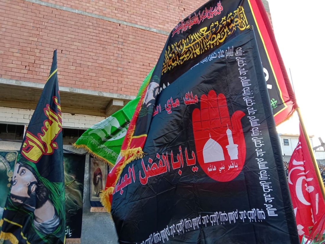صور: سوق بغداد الجديدة يدخل موسم الأحزان بالرايات السود.. كل الأحجام بأسعار مناسبة