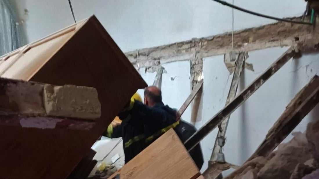 الحلة: إصابة ثلاثة عمّال بانهيار سقف منزل متهالك (صور)