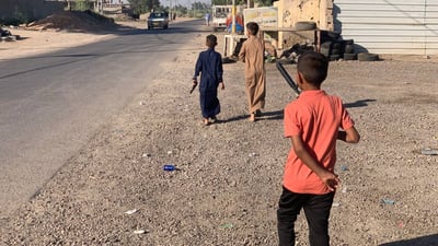 صور: رغم تحذير رسمي وسقوط جرحى.. أطفال الرضوانية يدمنون المفرقعات ومسدسات “الصجم”