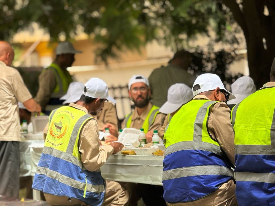 بلدية بدرة تحتفل بعيد العمال.. ورود ومكافأة مالية وزي جديد للموظفين (صور)