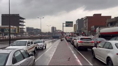 بەهۆى پەنگخواردنەوەى ئاو بەشێکى شەقامى 100 مەتری هەولێر داخرا