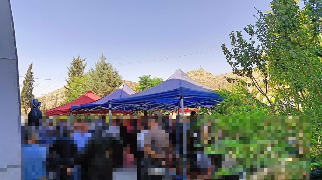 بەڕێوەبەرایەتی رۆشنبیری و هونەری راپەڕین سێبه‌رى  بۆ خانه‌نشینانى به‌رده‌م بانكه‌كان دروست كرد