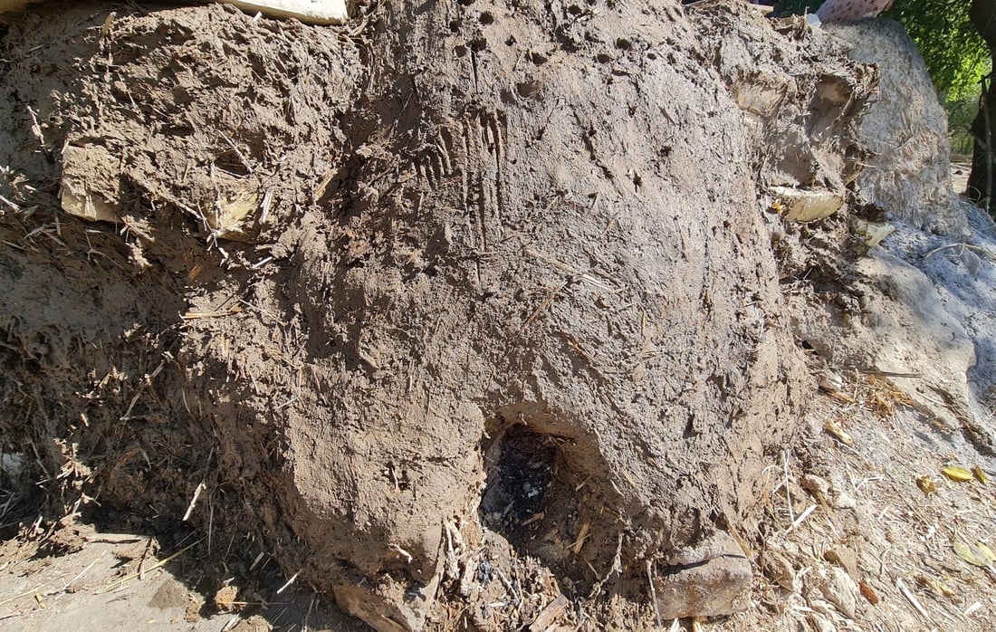 Diwaniyah women keep tradition alive with clay ovens for bread baking