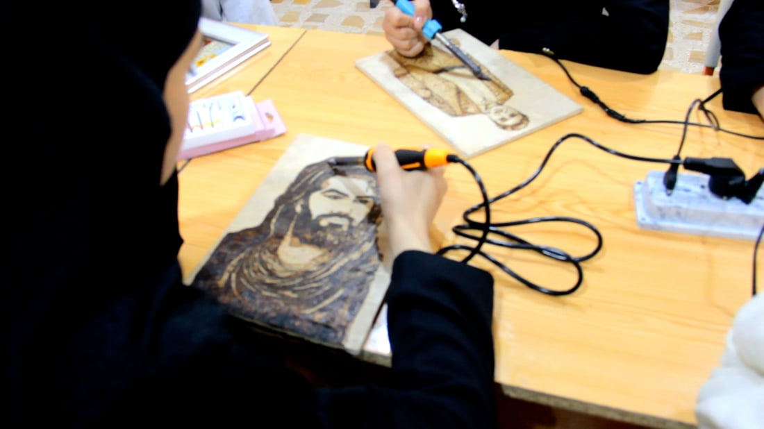 أكثر من 100 لوحة فنية.. فتيات تلعفر يرسمن معالم مدينتهن وشخصيات بارزة (صور)