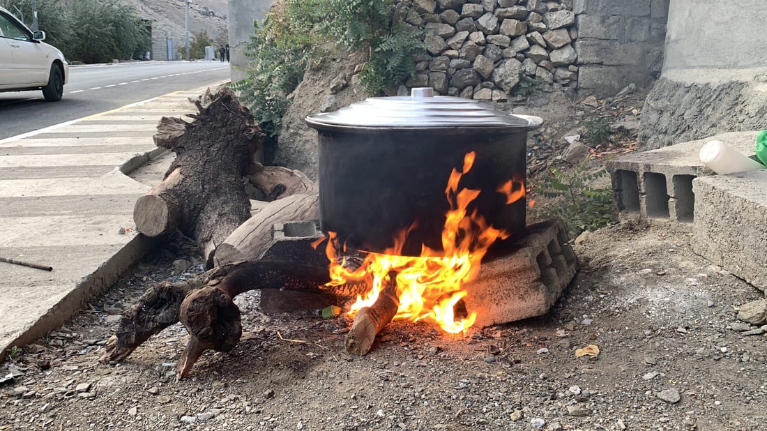 گوندنشینانی پشدەر بۆ خۆگەرمکردنەوە پەنا بۆ کۆکردنەوەی دار دەبەن 