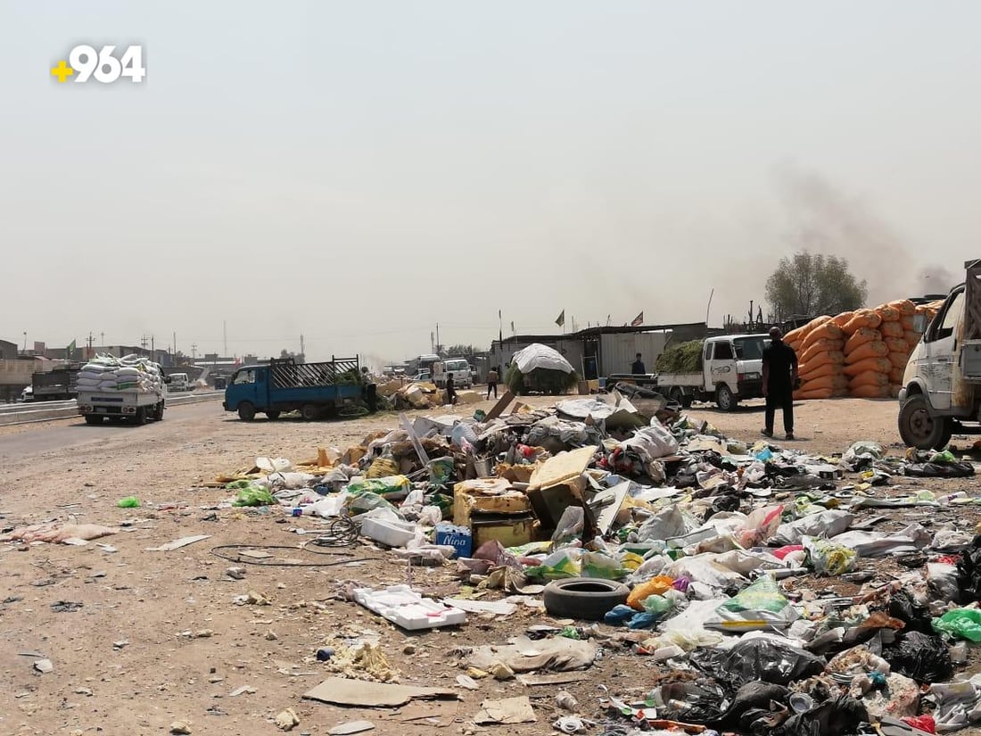 الفضيلية “لا تطاق” والأهالي يتبادلون اللوم مع البلدية ويطلبون أكياس قمامة