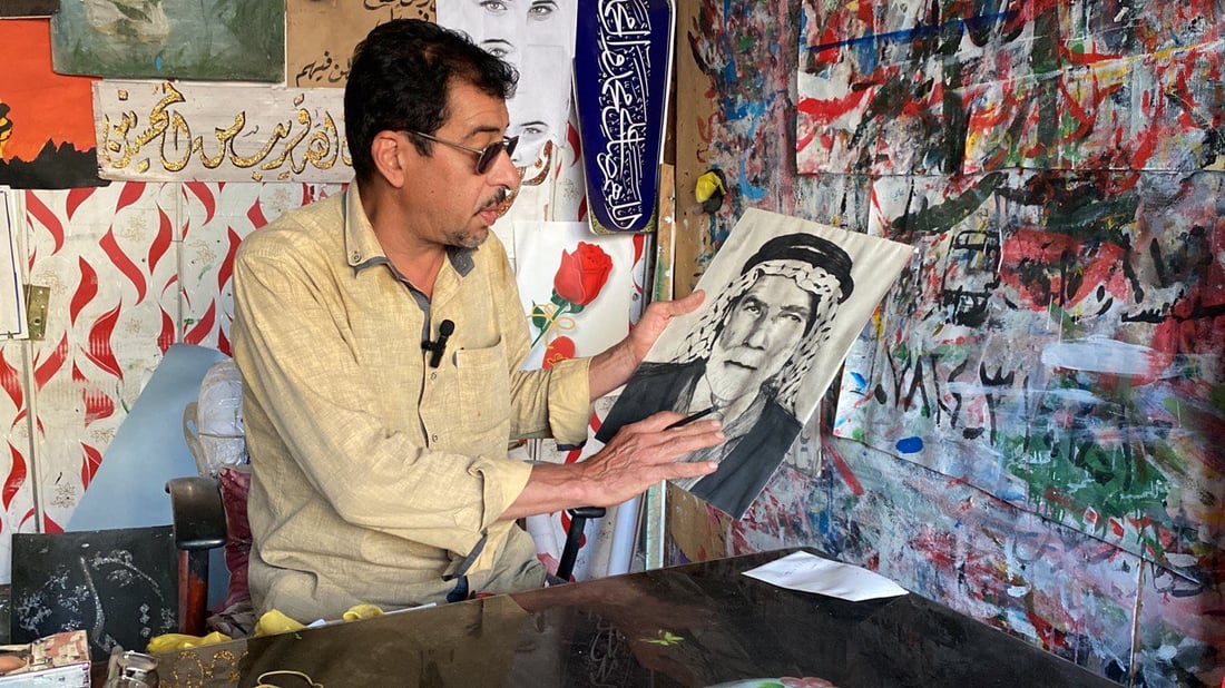 من داخل ورشة حسين صبري في الناصرية: يرمم صور الراحلين ويرسم للفيزياء والكيمياء
