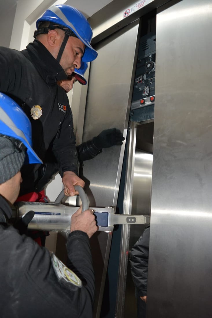 فريق الإنقاذ العراقي يخرج شخصين علقا في مصعد بولاية هاتاي التركية