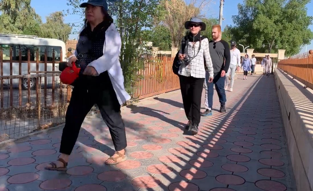 صور: إيطاليات في البصرة وبلغاريات يتأملن شجرة آدم.. انتهى الحر