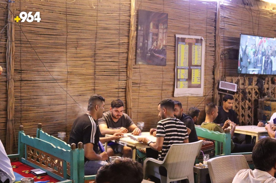 ماذا نفعل قبل الشتاء.. صاحب مقهى الريف في الحرية يشرك زبائنه في حوار ديمقراطي!