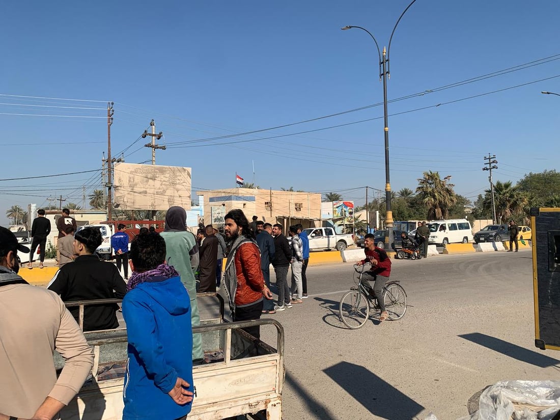 صور: غماس تتظاهر منذ أسبوع وتصعيد بغلق الطريق الرابط بين النجف والديوانية