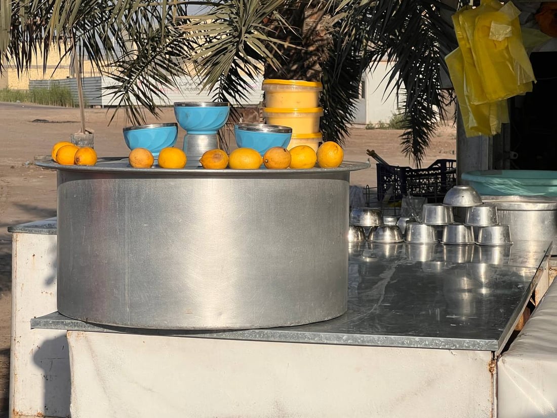 طازجة من مزارع جبور ودليم والبو عيثة.. ألبان الدورة مع التمر “لا تُقاوَم” (صور)