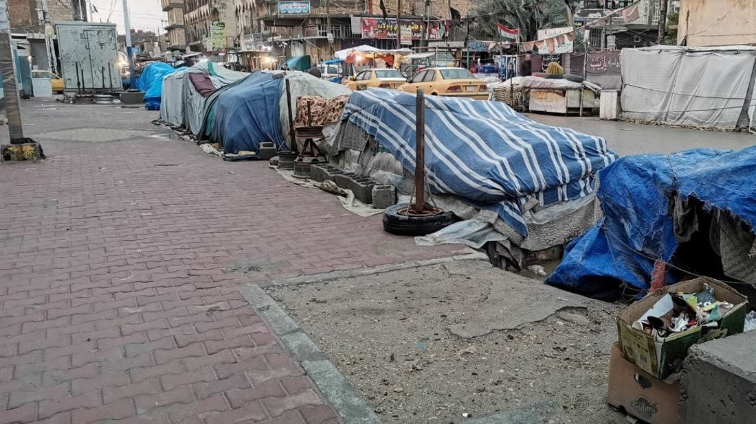 صور: الأمطار أغلقت سوق الديوانية الكبير.. الباعة قضوا يومهم حول عربات “اللبلبي”