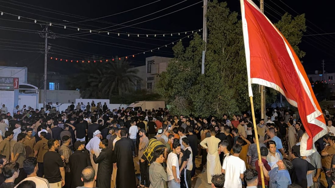صور: عشائر المدينة تحتشد في جامع الزهراء بعد إزالة الشرطة لافتة إغلاق القائمقامية