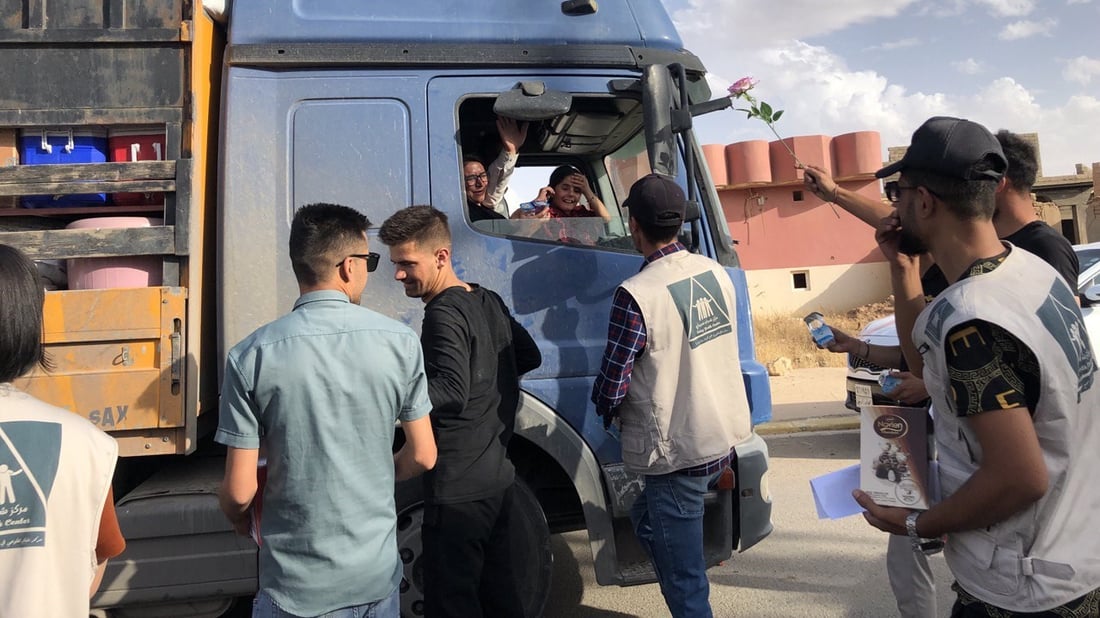 صور مؤثرة: سكان سنجار يستقبلون أهلهم العائدين بالورد.. انتهى نزوح الـ 8 أعوام