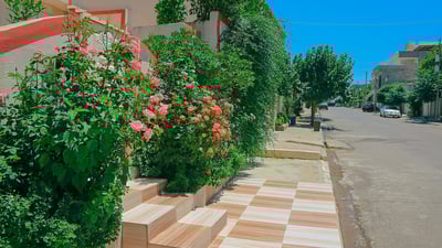 به‌شێك له‌ ماڵه‌كانى قه‌ڵادزێ گەڕەکەکانیان سەوزپۆش کردووە