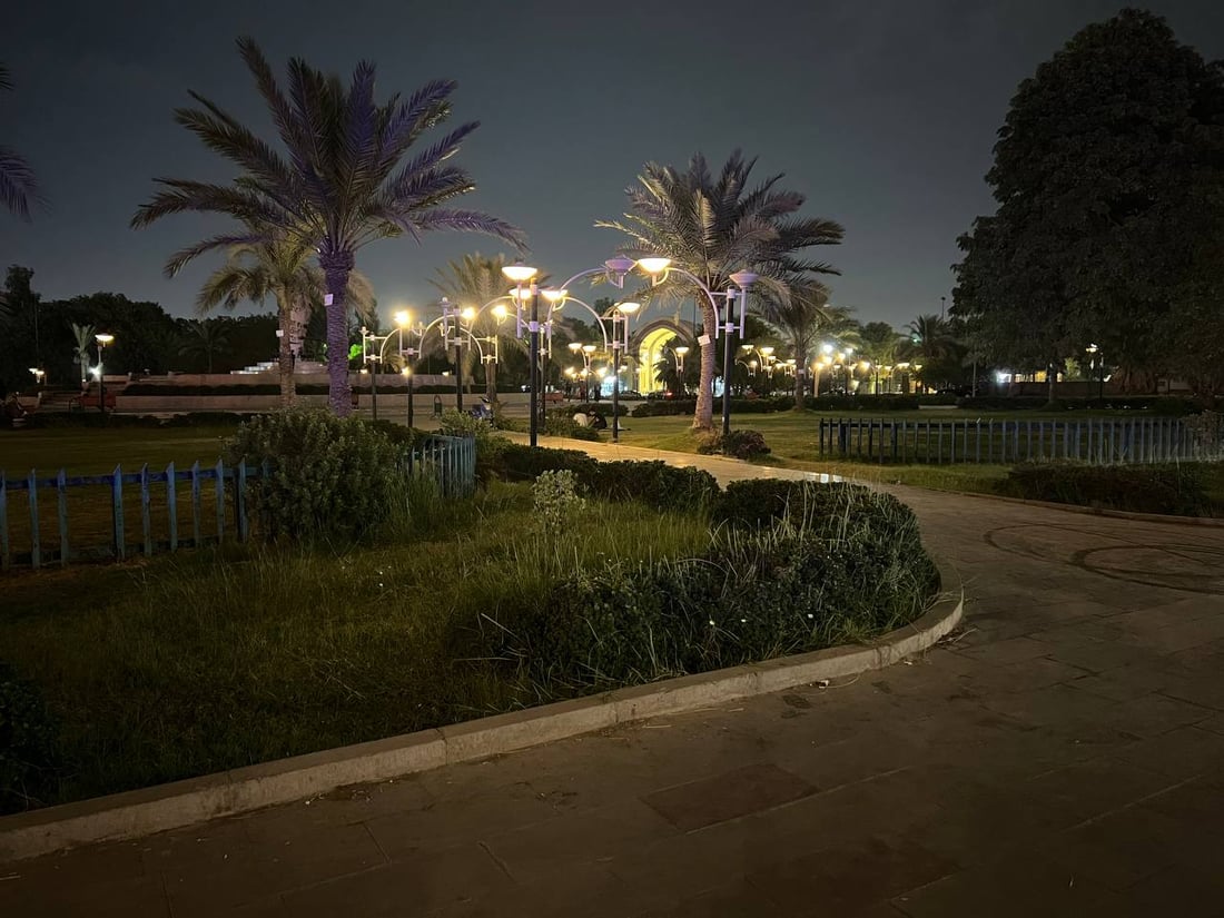 سهرة هادئة في قلب بغداد.. صور ليلية من حديقة “إنقاذ الثقافة العراقية”