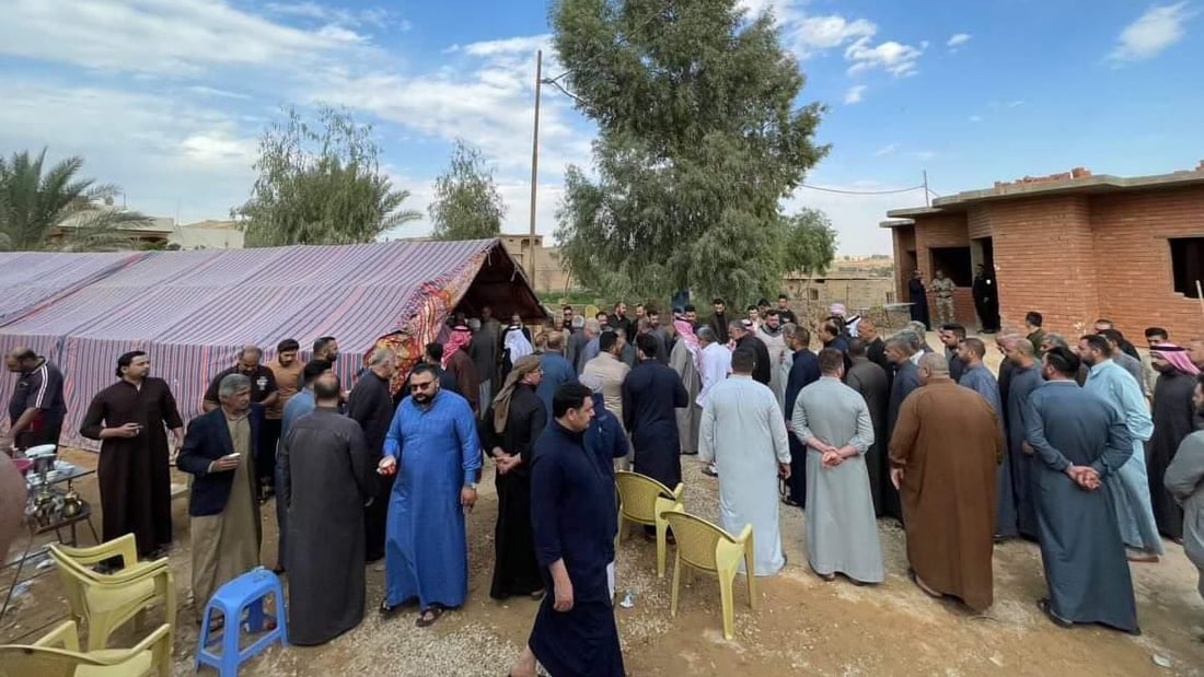 صور: صلح بين “المحامدة” و”الظفير” في جلسة حضرها ضباط ومسؤولو حديثة (صور)