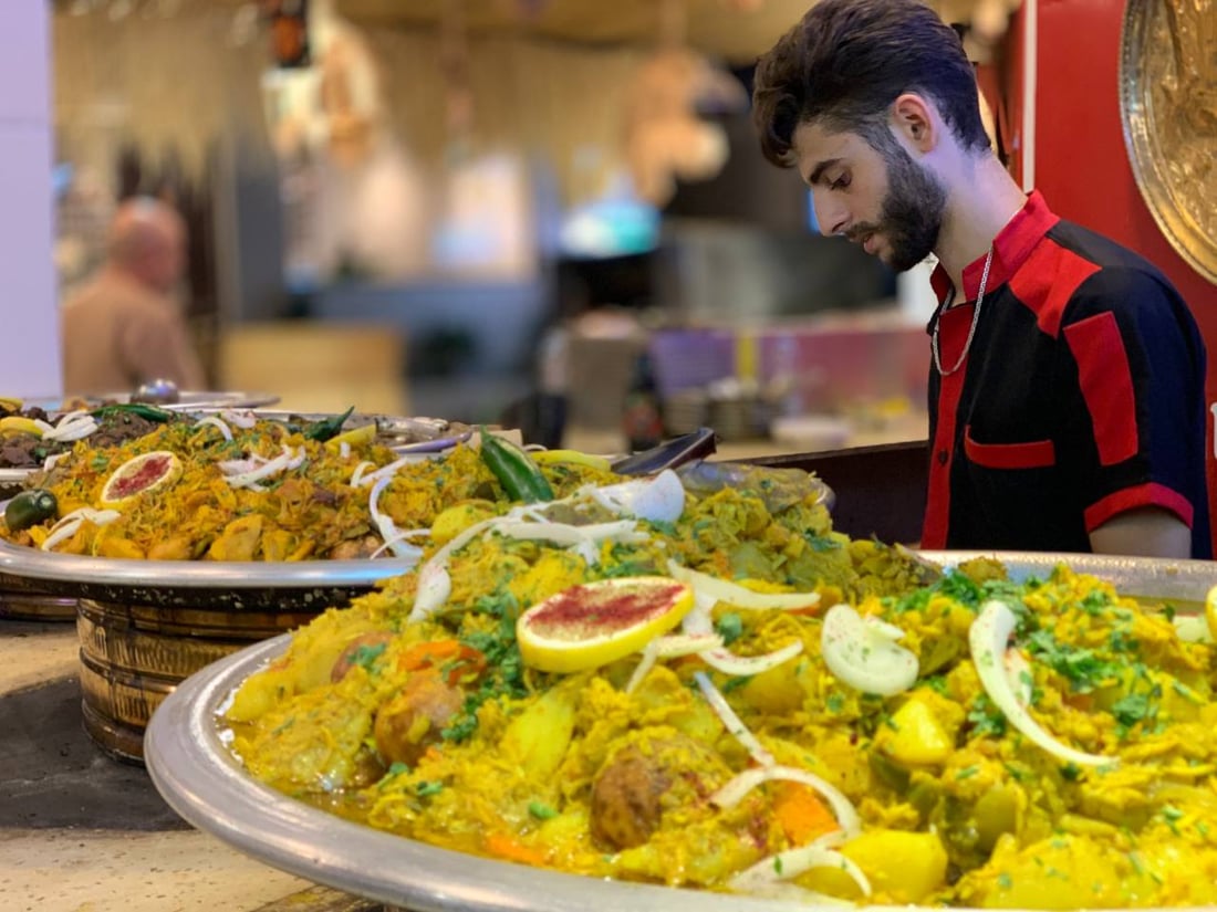 مطعم “بسطة” في حي الجامعة يقدم “كباب طاوة” ويسقيك اللبن من “الحِب” 24 ساعة