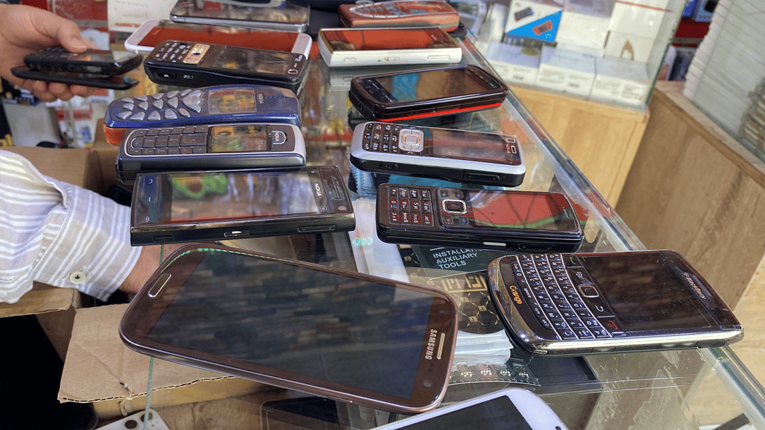 Erbil shopkeeper preserves cell phone history with rare collection of early devices
