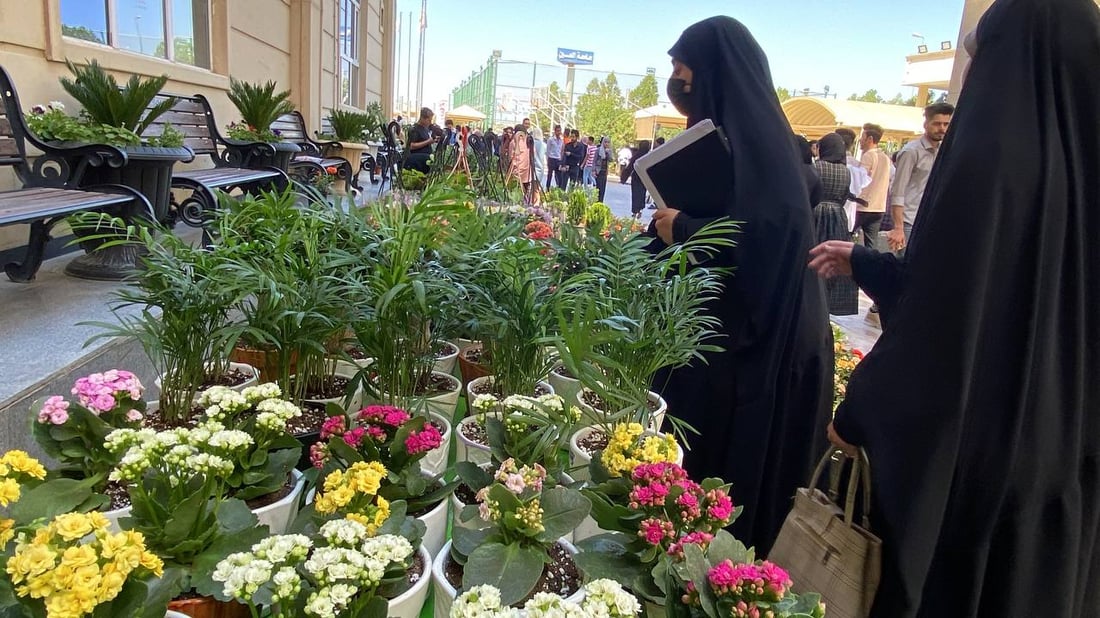 الناصرية تعرض شتلات البامبو وجلد النمر في معرض زهور نظمته جامعة العين