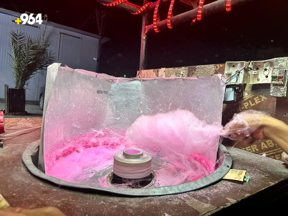 تباع حارّة ليلاً.. أطفال مدينة الصدر يفضّلون “شعر البنات” من عربة مصطفى