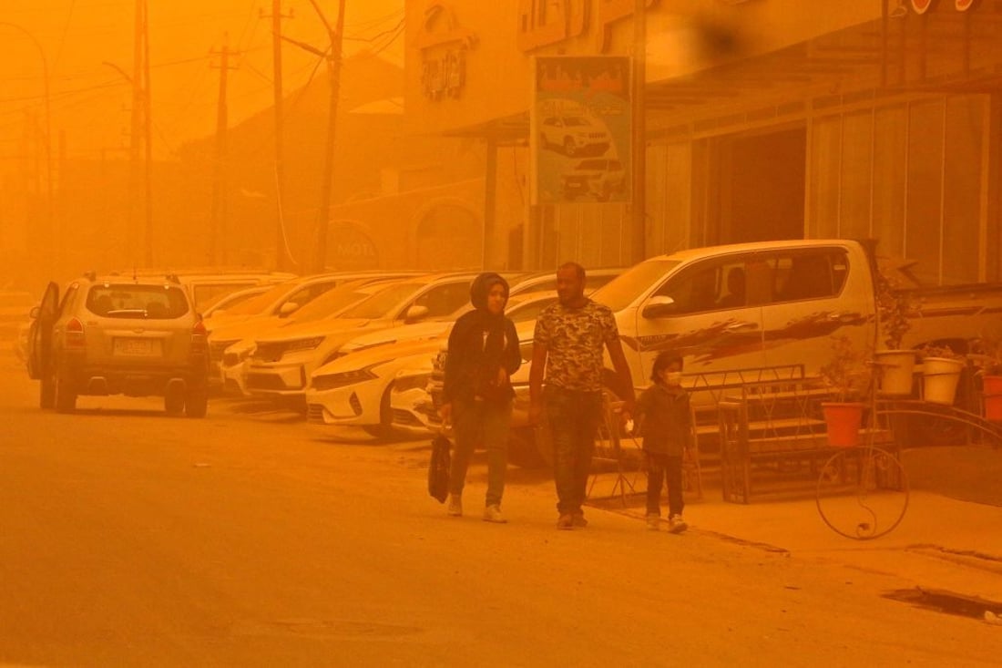 A thick cloud of dust engulfs the Kahramana square in the Karrada negihbourhood of Iraq's capital Baghdad, on May 16, 2022. (Photo by Sabah ARAR / AFP) (Photo by SABAH ARAR/AFP via Getty Images)