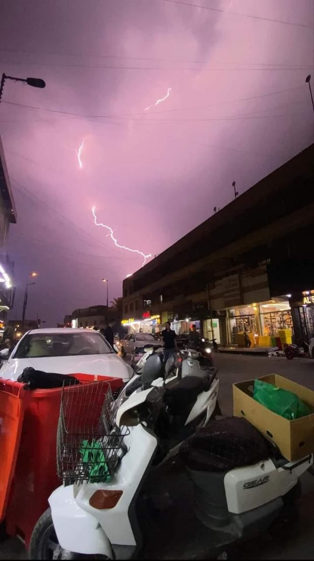 صور وفيديو.. الأمطار والسيول استمرت 4 ساعات في بادية السماوة وأطاحت بأعمدة الكهرباء