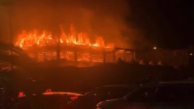 فيديو من الحريق الهائل في مطعم “ورد” وسط اليرموك