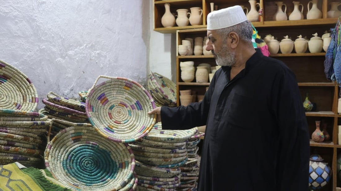 صانع الزنابيل والسلال في البصرة: لازلت أصنعها من السعف وأبيع أكثر في رمضان (صور)