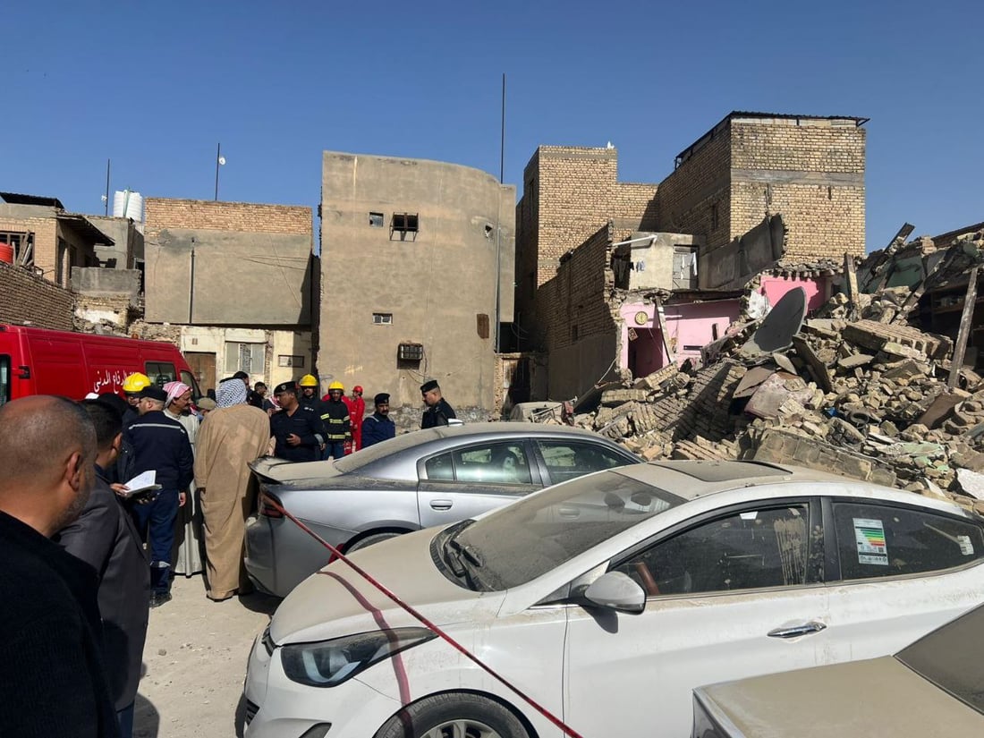 صور: تضرر 6 عجلات بانهيار مبنى قديم في السماوة
