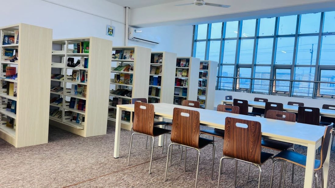 خطوة نحو جيل قارئ.. مدرس ينشئ أول مكتبة مدرسية في البعاج