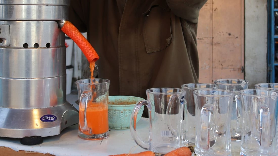 أبو حسين يعصر الجزر في الكاظمية ويشرح للزبائن فوائده: إنه يقوّي النظر