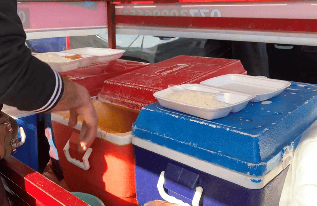 “تمن ومرق ودجاج” بـ 2000 دينار.. 10 عربات تشبع الجائعين في المنصور واليرموك (صور)