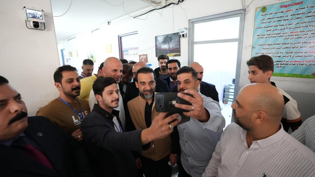 صور: الحلبوسي يصطحب زوجته إلى مركز الاقتراع للمشاركة بالانتخابات