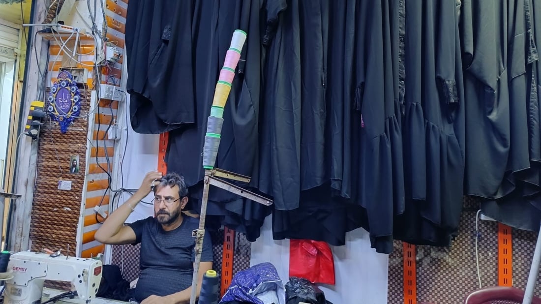 خياطون: نساء شرق العاصمة يفضلن فصال العباءة العراقية.. أحلى ولونها ثابت