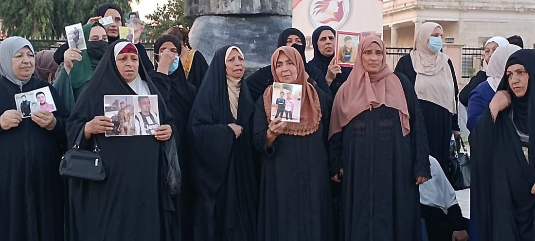 ما ننساهم شوكت ترجعوهم.. موصليات بثياب سوداء يبحثن عن أبناء اعتقلوا ولم يعودوا (صور)