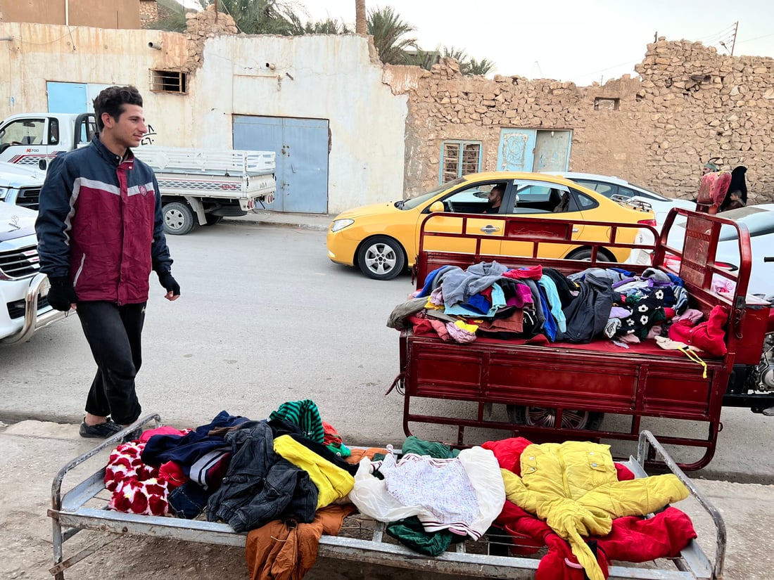 ملابس بالة الشتاء رخيصة لكن الأمر مازال محرجاً لبعض أهل حديثة.. صور من بسطة لؤي