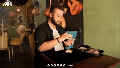 گەنجێک فێڵ لە چاو دەکات