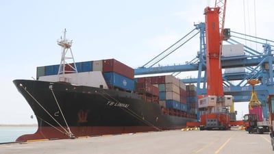 السفن العملاقة تعود إلى أم قصر الشمالي وتنعش حركة التفريغ والمناولة