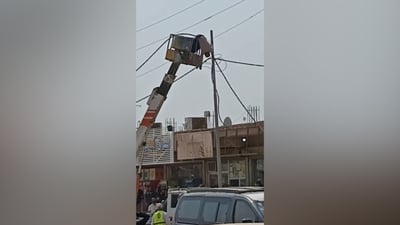 عامل صعق بالضغط العالي وبقي معلقاً لكن قرب المستشفى أنقذ حياته