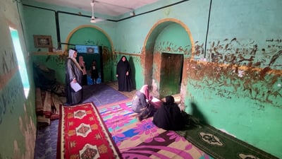 جدران مليئة ببصمات الحناء وقصص المؤمنين.. مشاهد من داخل ضريح “الدفاس” في العمارة