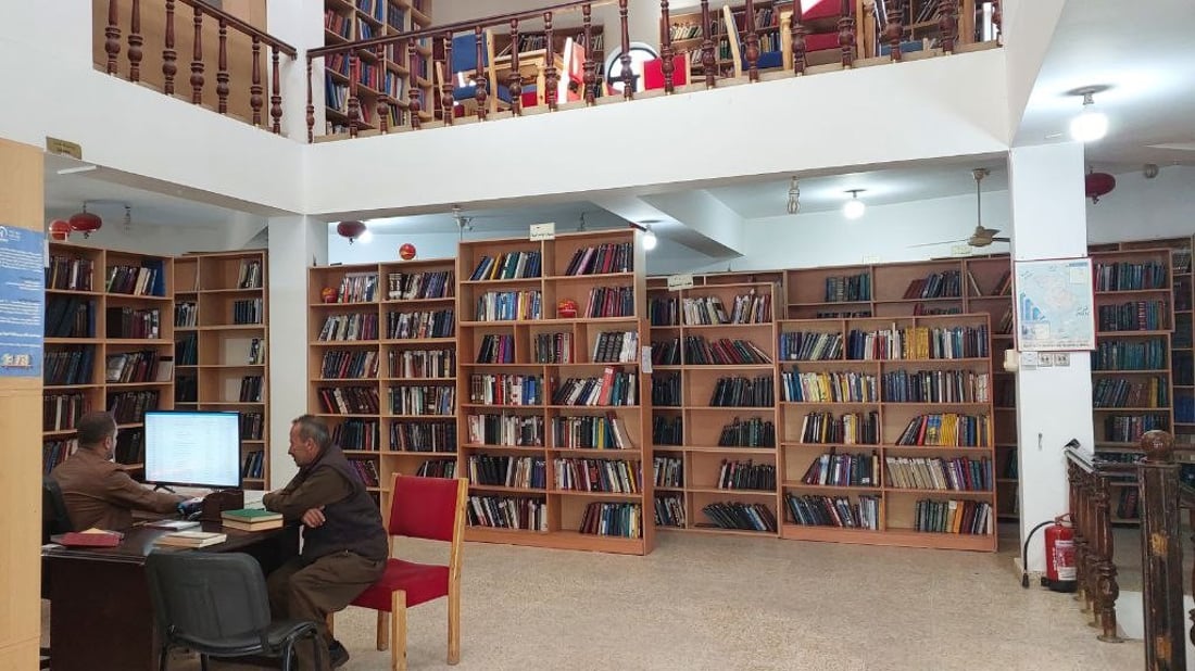 صور.. مدير مكتبات دهوك يتفاجأ بصفقة رابحة غير متوقعة: 8 آلاف كتاب بالصدفة